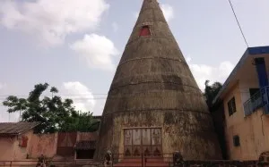 El gran templo zangbeto en Port Novo, Benin
